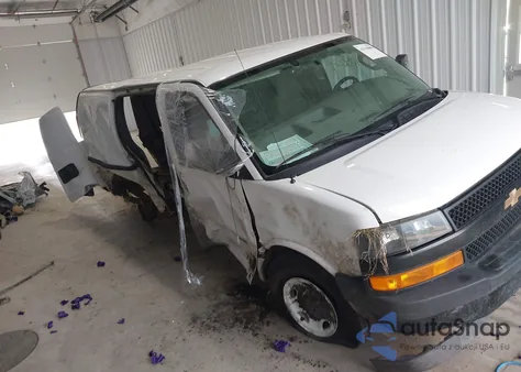 2019 Chevrolet Express 2500 Work Van z USA, uszkodzony, nr VIN 1GCWGAF18K1372744